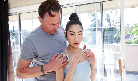 苗条中国芭蕾舞女演员引诱老板进行跨种族性爱