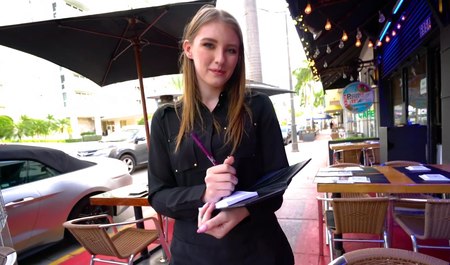 在街边咖啡馆搭讪女孩，然后在家里和她发生性关系