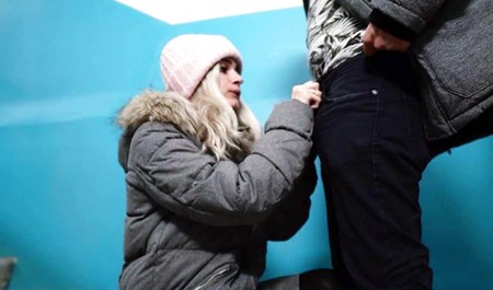 伏尔加格勒女友在入口处吮吸男人的阴茎以寻求肾上腺素