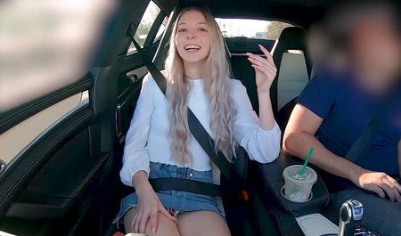 年轻的金发女郎并不反对在工作室做爱来赚钱