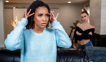 混血儿拜访了她吵闹的邻居，并与她发生了跨种族女同性恋性行为