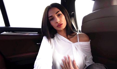 我的朋友不仅是一个音乐爱好者，而且还是一个口交技巧很好的女孩。