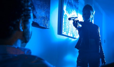 一位美丽的金发女郎不在乎她是要和一个男人做爱还是和她的朋友做爱