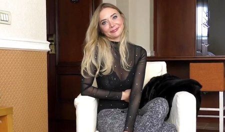 俄罗斯人波琳娜·马克西姆 (Polina Maxim) 来到布达佩斯，参加双人群交色情片试镜