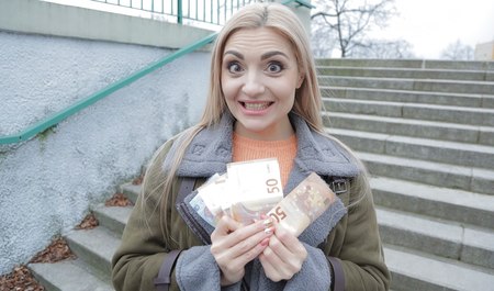 俄罗斯游客在布拉格与一名搭讪艺术家进行了一场美妙的性爱，以换取金钱