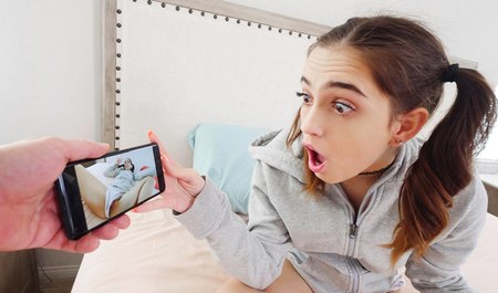 兄弟拍下继妹手淫过程并勒索美女进行性交