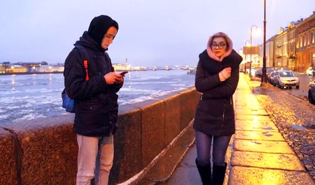 邀请戴眼镜的女朋友约会，在家做爱时射精