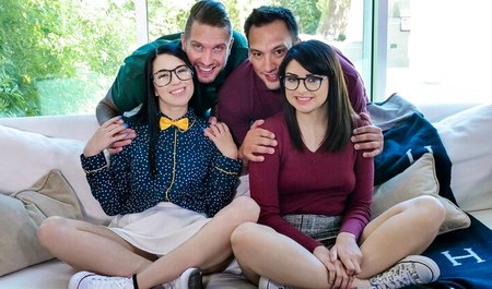 继父通过集体色情帮助继女放松课余生活