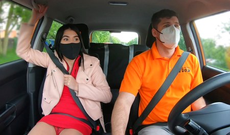 黑发女孩学习开车并设法与教练发生性关系