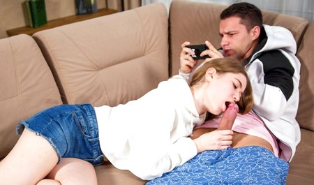 这名男子不遗余力地取悦他心爱的莫斯科女孩