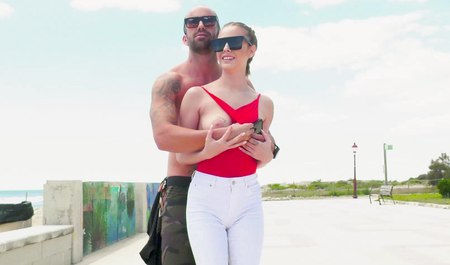 瘦男在户外操健身宝贝