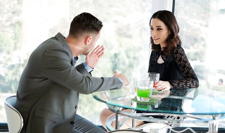 对年轻女友恶作剧，晚上享受美妙性爱