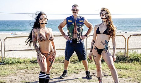 查尔斯·德拉与他的女友们在沙滩上骑马并进行集体色情