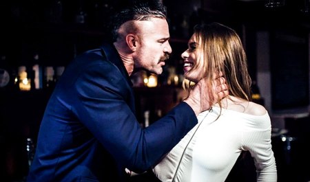 Charles Dera 喝醉了，想要爱情，并在一个年轻酒吧女招待的阴部找到了它