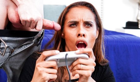 继子教继母一边吸吮鸡巴一边玩游戏机