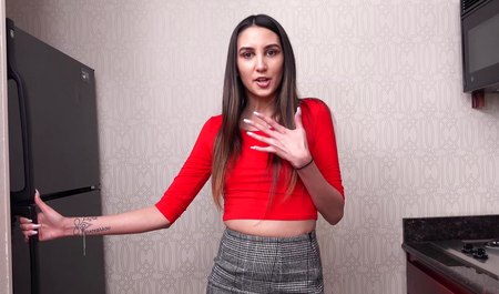 哥哥充分利用了他美丽的继妹