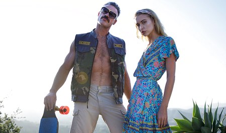 这位野蛮的运动员充满了精神上的温柔，因此在清新的空气中享受着年轻女孩的魅力