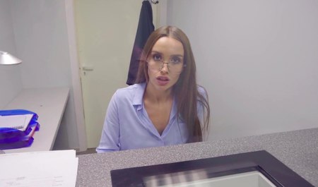 俄罗斯联邦储蓄银行出纳员为顾客口交，收取一定比例的收款