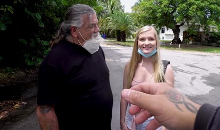 年轻的金发女郎在一辆小巴上骑着一只大黑鸡巴