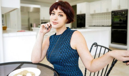 可爱的继母用诱饵引诱她的继子并狠狠地操了他