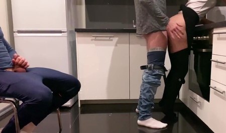 允许妻子在生日那天像戴绿帽一样操朋友