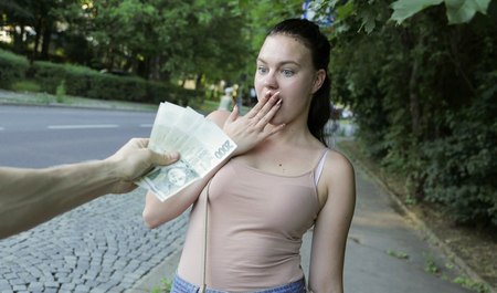 女孩在等公交车，但同意以欧元发生性关系