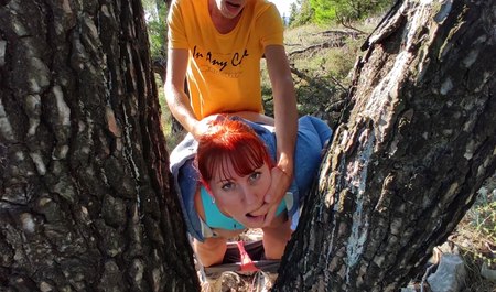 红发大屁股女友在附近散步，并随时随地与男友做爱