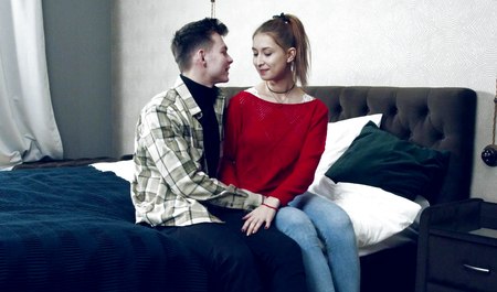 来自莫斯科的一对夫妇真心喜欢俄罗斯色情片，因此他们这样做了......