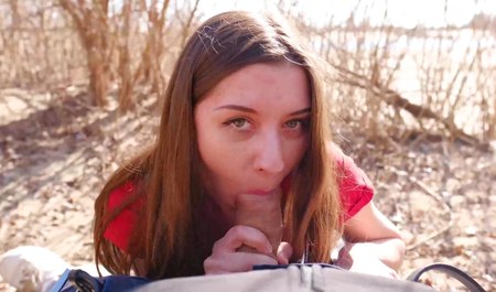 漂亮俄罗斯妹子不怕狼，在树林里偷偷做爱