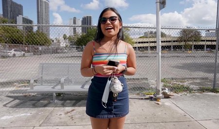 在街上搭讪漂亮女孩，在小巴上操她