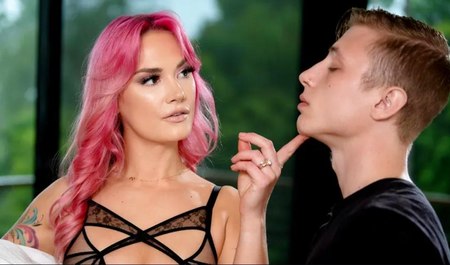 粉色头发的继母在约会前与继子发生性关系