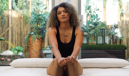 邀请一位卷发混血儿在家中进行性试镜