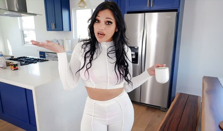 丰满拉丁裔继母让她的继子操她