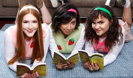 女大学生在考试前尽情享受集体女同色情片