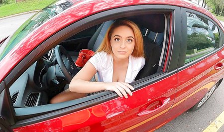 道路工人诱骗车内一名女士在桥下发生性关系