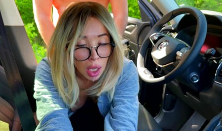 继母发现继子手淫，并用口交和后入式帮助他射精