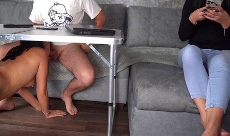 我女朋友的继妹过来给我口交并期待做爱