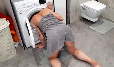 妻子的头被卡在洗衣机里，失去了肛门处女之身