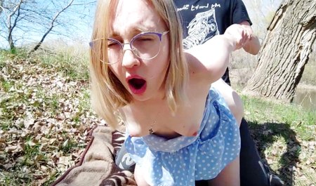 一位朋友在户外烤玛丽鼠，而不是烤肉串