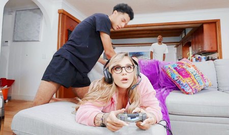 Kali Rose 背着朋友与黑人朋友偷情