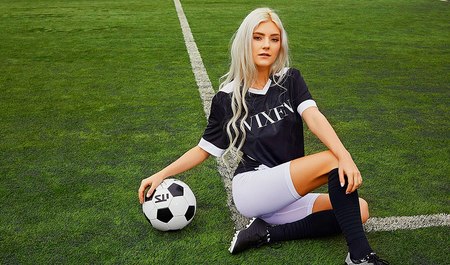 Eva Elfie 开始在足球场上吮吸鸡巴，但他在床上结束了