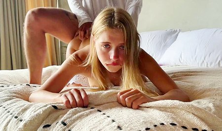 我带一个女孩回家做爱，但她偷了我的手机和钱