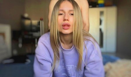 金发女郎 Allinika 展示了她的身体并帮助她的朋友射精......