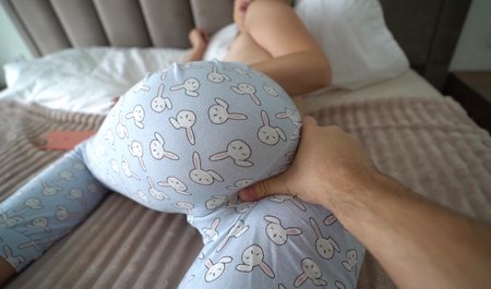 被继母看色情片打飞机惊醒，开心地和那个小妞做爱