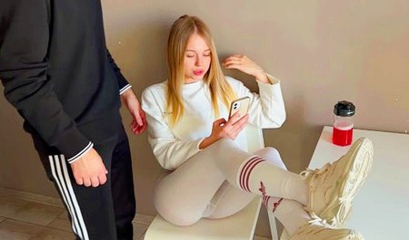 丈夫在厨房里猛干妻子以达到教育目的