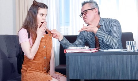 学生与老老师发生性关系以获得考试资格