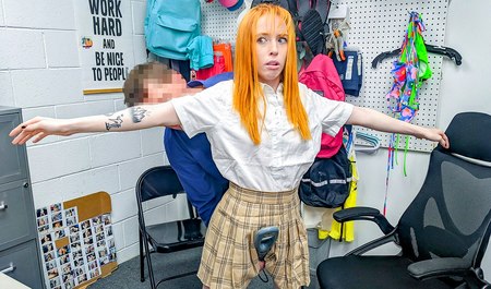 保安 Rion King 用阴茎代替黄瓜操红发小偷