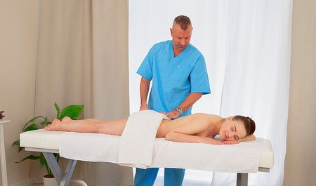 莱奥·卡萨诺瓦 (Leo Casanova) 重新接受培训成为一名按摩治疗师，但什么都没有改变......