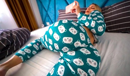 继兄因为妹妹看色情片手淫而与其发生性关系