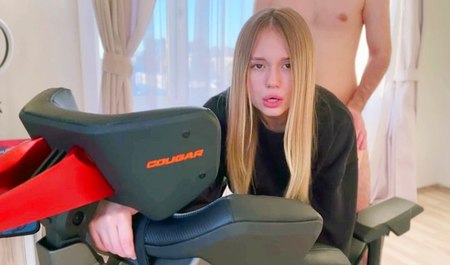 Allinika 很高兴地感谢朋友送的礼物，在椅子上做爱